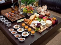 Mesa com queijos e finger food