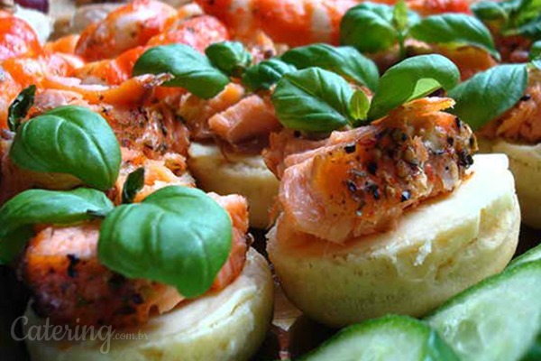 Destaque para o verde e o vermelho nos canapés frios </p> Foto: Rosa Bacelar Buffet