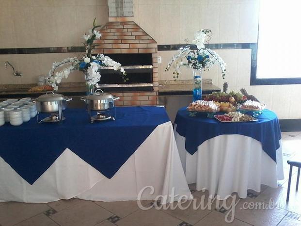 Mesa de frios e frutas 