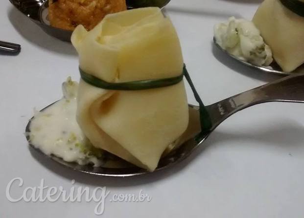 Trouxinha de palmito com creme de brocolis