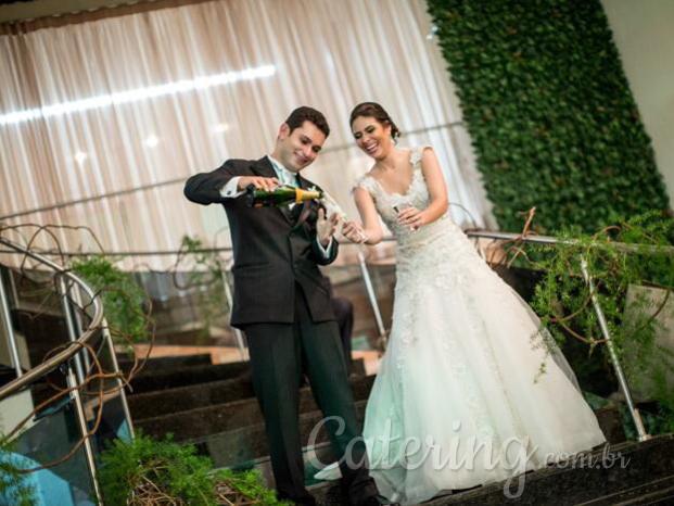 Casamento com brinde na suntuosa escadaria do nosso espaço de eventos