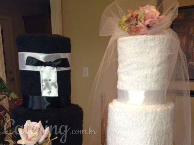 Maravilhoso bolo, um para o noivo e outro para a noiva