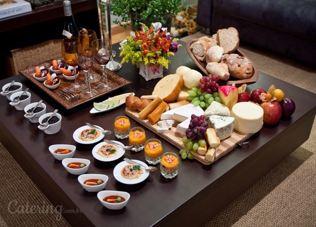 Mesa com queijos e finger food