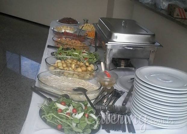 Buffet com saladas e pratos quentes