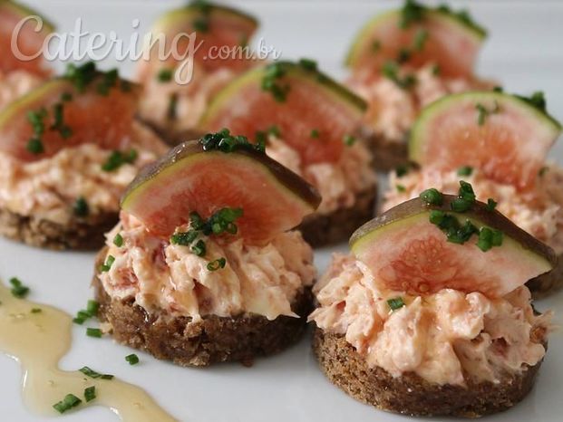 Canapé de figo com patê de pepperoni