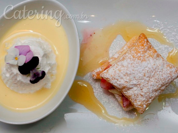 Travesseirinho de Massa Folhada, Recheado com Creme de Confeiteiro e Morangos Frescos