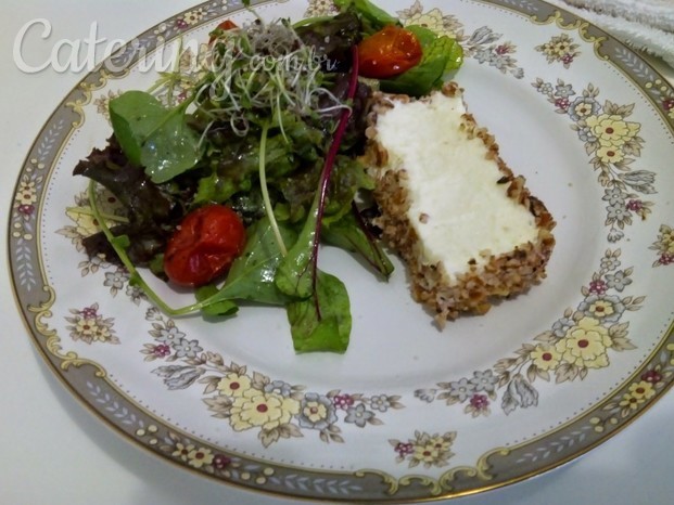 Mix salad com mousse de queijo