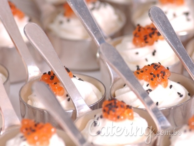 Ovas de salmão com creme azêdo e gergelim negro