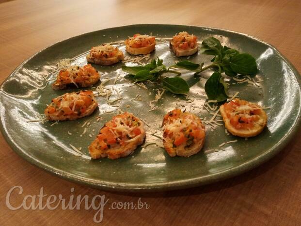 Bruscheta de tomate, manjericão e grana padano.jpg