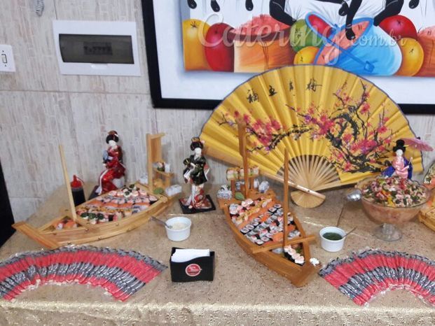 Mesa decorada e com barcas de sushi