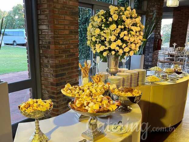 Mesa de pães e pastas - Buffet Bettino