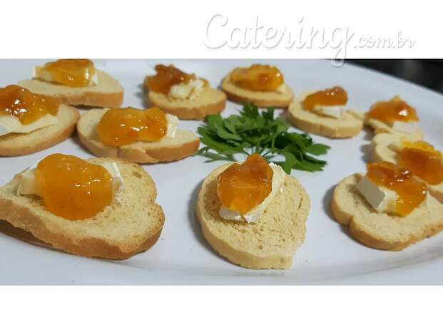 Canapé damasco com gorgonzola.