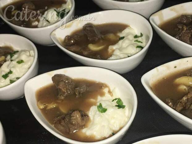 Mini porção: escalope de mignon com arroz a piamontese.