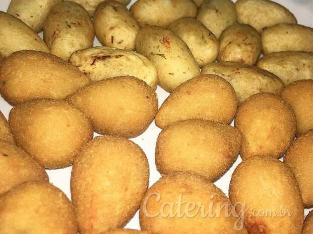 Coxinha e aipim com carne seca.